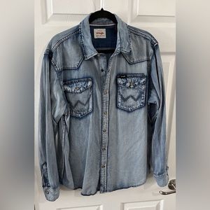 Wrangler men’s classic cotton distressed long sleeve shirt size large, like new